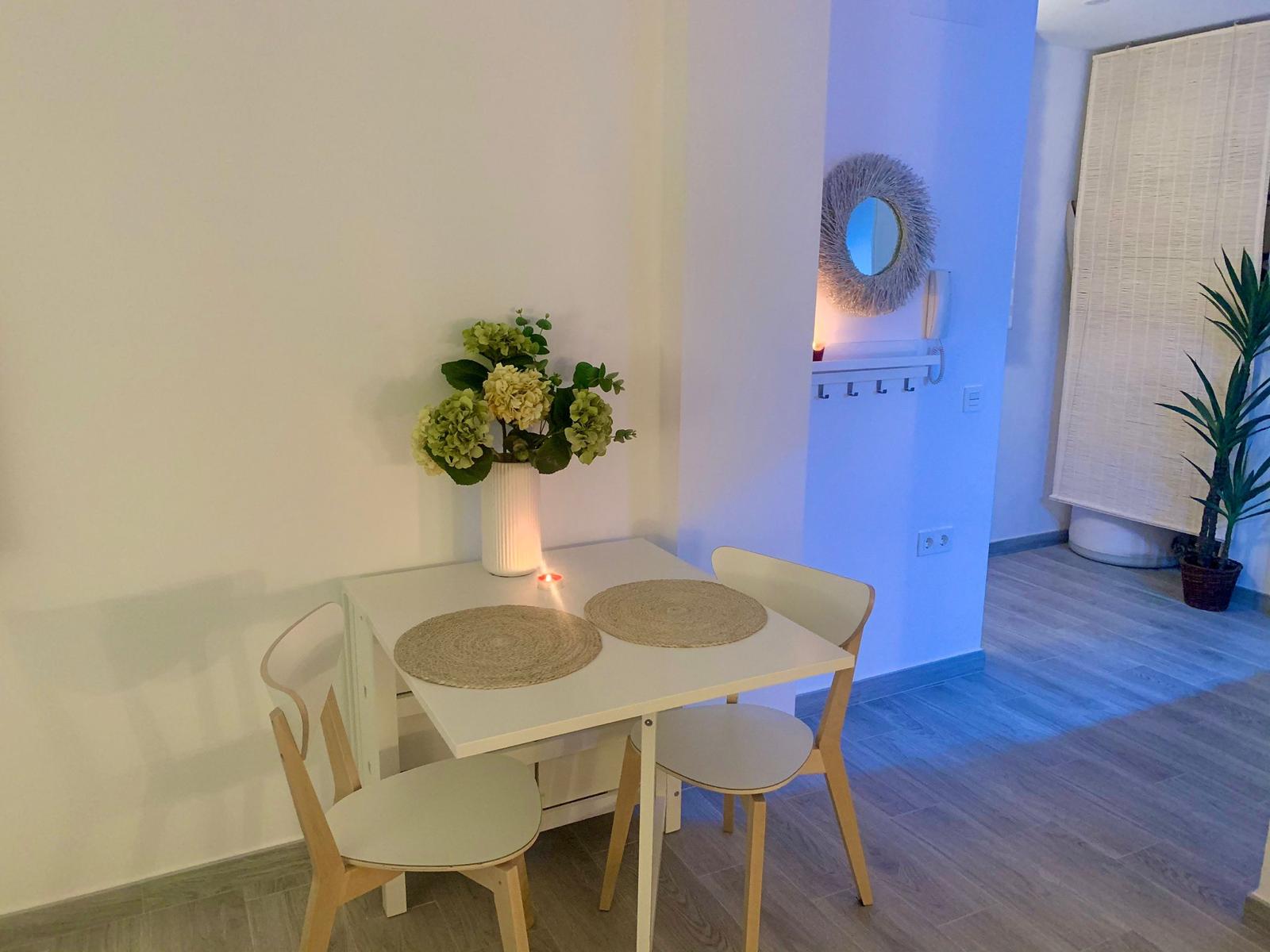 Salón acogedor con sofá y zona de comedor