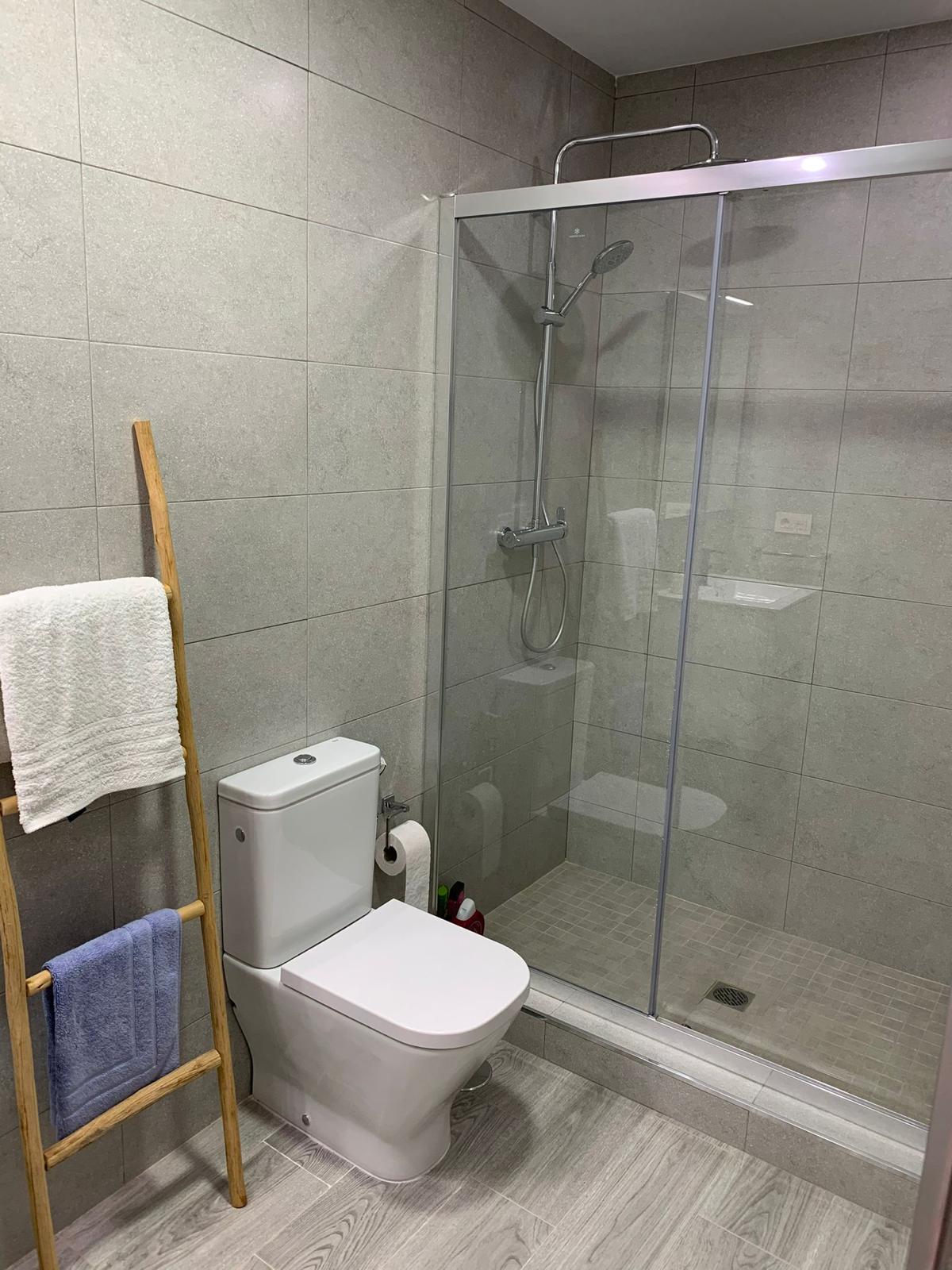 Baño completo con lavabo flotante y ducha
