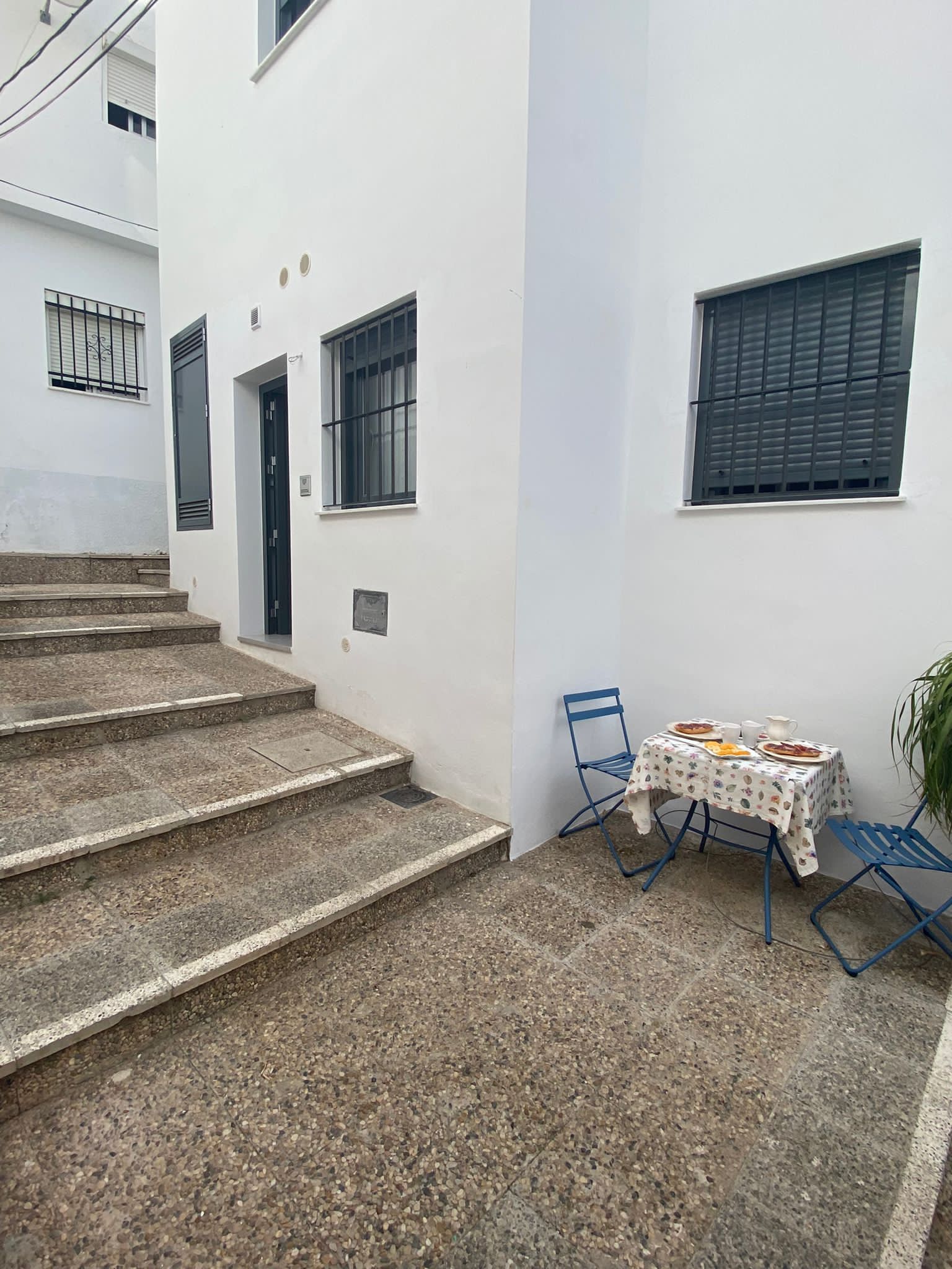 Exterior del loft — fachada blanca andaluza con patio